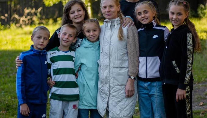 «Обійми, що з’єднують душі» — історія Ксенії та її дев’ятьох дітей з Одеської області